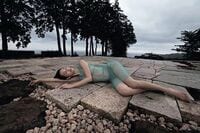 水原希子、シースルードレスに身を包んだセクシーな1枚を披露しファン絶賛「絵画のよう」「なんて長い脚」