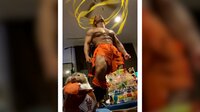 【映像】マッチョ男の孫悟空を“完無視”するハムスター