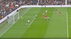 リバプール遠藤航が“まさかの判定”に泣いた！ スタジアムがどよめいた“幻のゴール”の瞬間　わずか数ミリ単位のオフサイドで得点取り消しに