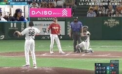 「ふざけすぎやろw」楽天・辰己涼介、打席で“何かがおかしい”…「体張りすぎ」「大丈夫？」まさかの“飛び道具”にファン爆笑