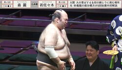 大相撲で“土俵の妖精”にハプニング発生「そりゃ、親方も笑う」「取組前に土が…」愛され力士にファンほっこり