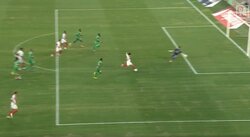 これでオフサイドかよ！南野拓実、無念過ぎる“幻のオープニングゴール”の瞬間　GKの股を抜く冷静フィニッシュも“つま先のさきっぽ”で取り消しに...「もうゴールにしてくれよ」