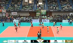 危ない、そこは看板…女子バレー、司令塔を守ったコーチの行動 美しい“ベンチワーク”