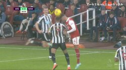 気合いが空回り？冨安健洋同僚がまさかのヘッドバットで相手FWを一発KO