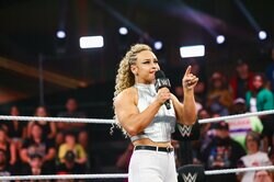 小柄な“超筋肉”女子の破壊的パワー炸裂！「腕力イカれてる」強引すぎる“持ち上げ合戦”に観客騒然