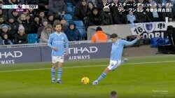 敵も味方もハメられた… どっちが蹴るか？ 絶妙すぎる“トリックセットプレー”→美しい弾道のクロスがオウンゴールを誘発した瞬間 ラインが乱れた一瞬を狙い撃ち