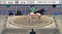 3分…4分…！時計係の審判親方、土俵下からじわっと出すフィンガーサインが粋「かっけーな」