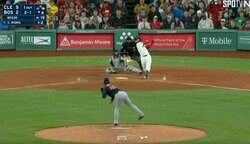 えっ？ お前が…！？どこまで飛ばすんだよ！ “超ド級の場外ホームラン”が炸裂した瞬間　スタンド最上段のファンも振り返って頭を抱えた… グリーン・モンスターも遥かに超える一撃