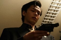 『孤狼の血』ヤクザ役で新境地！中村倫也の狂犬っぷり溢れる場面写真が解禁