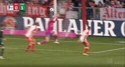 まるでW杯のジャガー浅野拓磨！“神コース”に意表を突いた強烈ゴールが突き刺さった瞬間　バイエルン守護神が絶望した衝撃の“ニア上シュート”