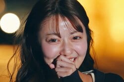 「初めてキスした」童顔”むちふわボディ”美女、男性とこっそり抜け出し「誰も見てないでしょ？」