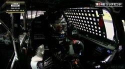 「よく乗れるよね」レース中、車載カメラが捉えた一コマに放送席も思わず…42歳大ベテランの特異な姿に「それにしても…」驚き