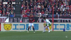 「なんでJリーグの審判はハンド取らんのや？」日本代表MF伊藤敦樹のパスが相手選手の手に当たっていてもノーホイッスル…物議を醸すハンド疑惑の瞬間