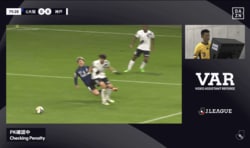 物議を醸すPK判定…「確実に蹴ってる」「妥当なジャッジ」ガンバMFとヴィッセルMFの“接触”でファンの意見が真っ二つ