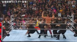 “怪獣大戦争”が勃発の異常事態…巨漢レスラー二人が大量セキュリティを次々に蹂躙 地獄絵図に会場騒然