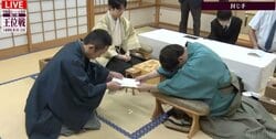 挑戦者・伊藤匠二冠が86手目を封じる 藤井聡太王位との“登別対局”は時間大差も形成互角のまま2日目へ／将棋・王位戦第3局