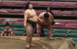 「どうした？」1分半の熱戦直後、力士に異変 駆け寄った呼出を制するも不自然な動き