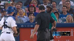 おい、笑ってるぞ…死球直撃で打者激高→投手が“まさか”の反応で一触即発！