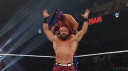 “超巨人”レスラー、前代未聞の合体技に「まるでサーカス」ファン衝撃