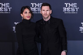 メッシの「ロマンチックな瞬間」　美人妻との“熱い抱擁”シーンがSNS反響「狂ってしまいそう」