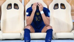 W杯優勝のアルゼンチンGK、エムバペの赤ちゃん人形を抱いて炎上