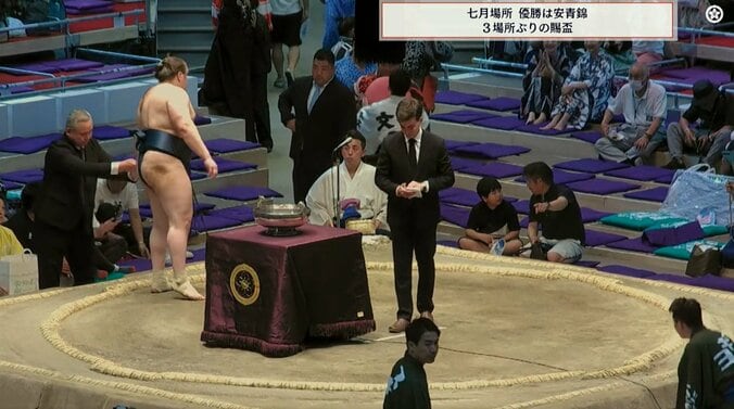 安青錦の副賞がデカすぎて…花道奥で付け人が“ザワザワ” 「かわいいw」「そうなるよね」カメラが捉えた激闘後の微笑ましい一コマ 4枚目