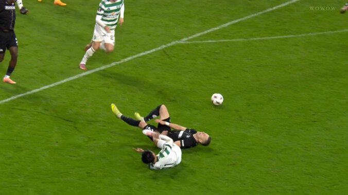 「えええ？どうして？」不可解ジャッジに元日本代表も困惑「衝撃的なんだが」旗手怜央、謎の接触ファウル判定でスタジアム騒然 5枚目