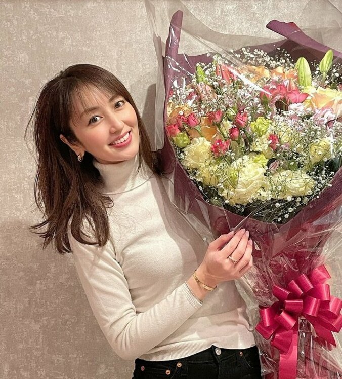 矢田亜希子、42歳の誕生日を迎えたことを報告「花束はときめきます」 1枚目