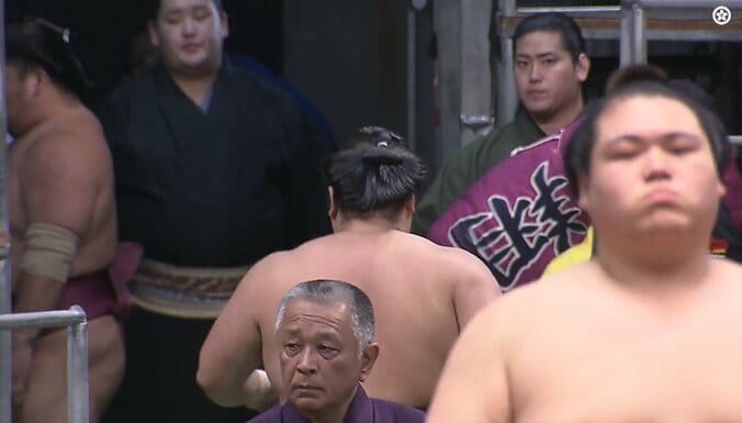 花道奥に「座布団持ってるイケメン」付け人力士の姿に熱視線「なんかカッコイイ人いる」 2枚目