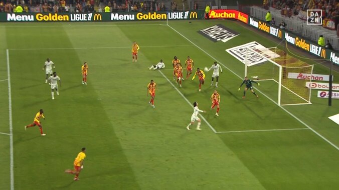 「腰の捻りがえぐい」「美しすぎる」南野拓実の圧巻ダイレクトボレーシュートをフランス人解説者も称賛「完璧なボディバランス」 5枚目