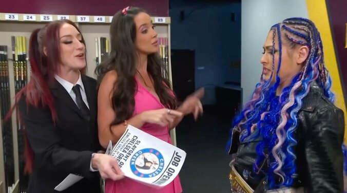 チェルシー・グリーン（写真中央）らに詰め寄られ困惑するジュリア（同右）