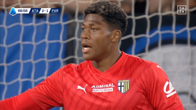 「精度えぐすぎる」パルマGK鈴木彩艶、“司令塔ばり縦パス”で同点ゴール演出！「ほんますごい」「鋭いレーザーパス」超絶フィードは日本代表の新たな武器にも？ 5枚目