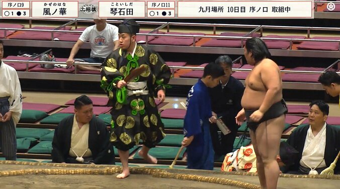 【写真・画像】「行司代打」「大丈夫か」土俵際でアクシデント発生 控え行司が仲間のピンチに“ササッ”と登場で見事な連携プレー「控えが軍配を上げるとこ初めて見た」　1枚目