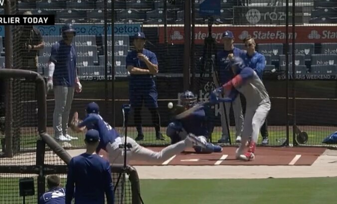 【写真・画像】何故、そこに投げた？ 大谷翔平、爆速弾丸ヒットで“異変”「この球は甘すぎる」 相手投手が見せたリアクションが話題に「ホームランにならなかっただけ」　1枚目