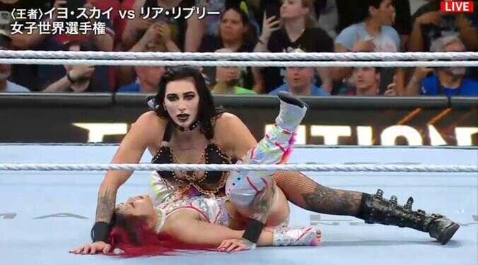 レフェリー不在となりカウントが入らず呆然のリア