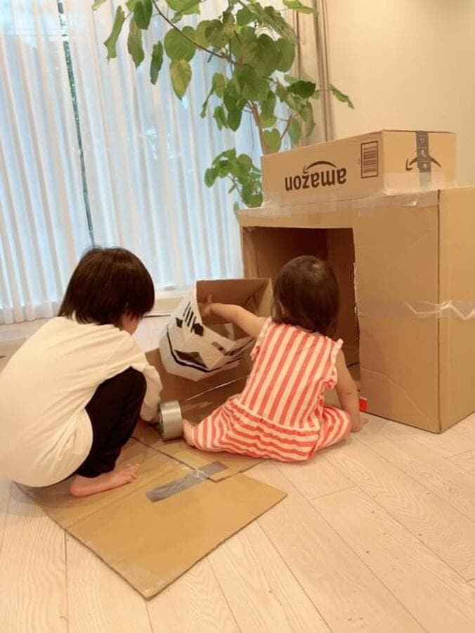  アレク、息子がリビングに作った“豪邸”「ここで遊ぶみたい」  1枚目