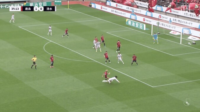 「ガン！」鈴木優磨、“衝撃ショルダーチャージ”で清水DFを吹っ飛ばす「強すぎて笑う」「流すんだw」圧巻ボール強奪にファン驚愕 4枚目
