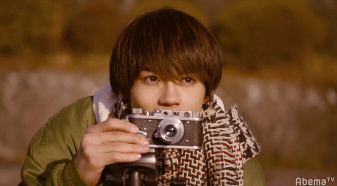 眠る芽衣（飯豊まりえ）のおでこに優しくキス…航太（佐野勇斗）の切なぎる決断に視聴者涙　「僕だけが17歳の世界で」第7話 6枚目