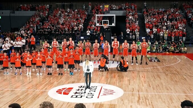 「めっちゃカッコイイ！」綾小路翔の“ロックな国歌独唱”にSNS騒然「アカペラなのに氣志團らしさ」「気迫が伝わって震えた」バスケ代表戦を盛り上げ 4枚目