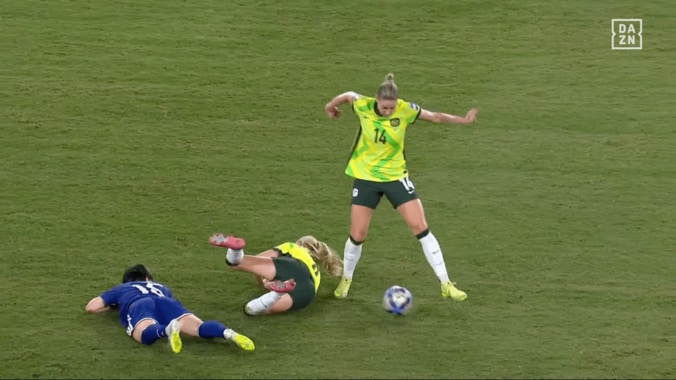 「完全に掴んでるよ！」なでしこFWが“ラグビータックル”被害…「審判さん甘すぎ」「アメフトかよ」まさかの判定にファン騒然【女子アジア杯】 5枚目