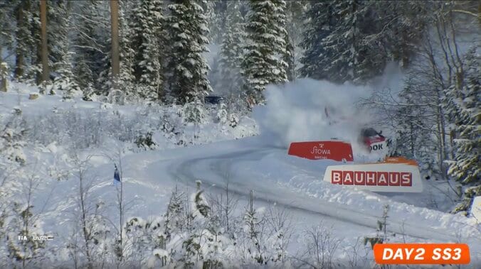 「なんというセーブだ！」世界ラリー、雪の中に突っ込むも驚異の生還 あわや大惨事の“強行突破”にSNS騒然 2枚目