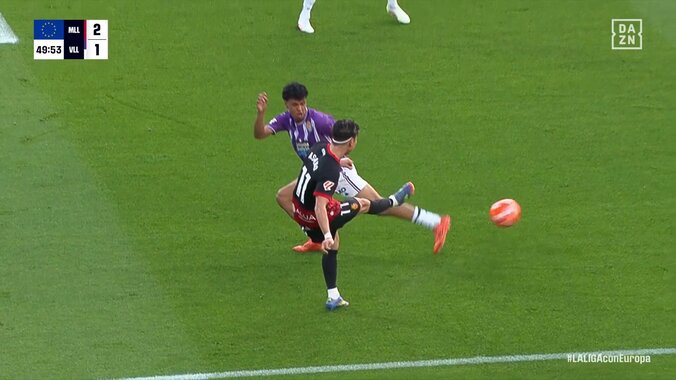 「浅野やべぇ」浅野拓磨、卓越したトラップ＆グラウンダーパスで決勝点をアシスト「良く見えてたな」冷静すぎる判断で違いを見せつけた瞬間 2枚目