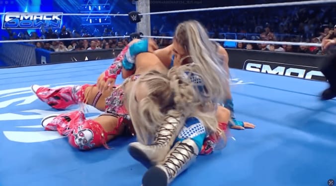 日本人女子、空中技を開脚“カニばさみ”で迎撃