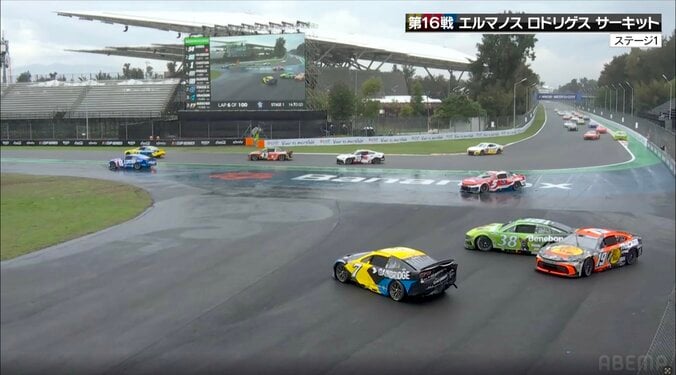 多くのマシンが巻き込まれてコースアウトしてしまう