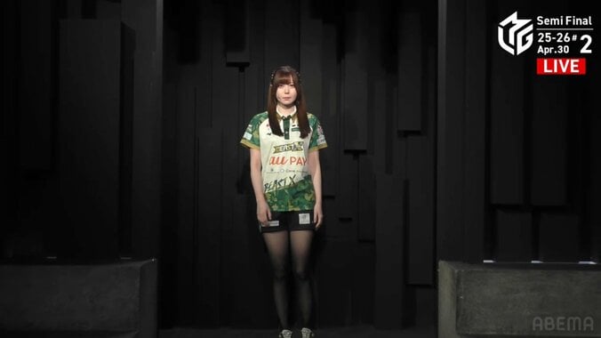 短パンからスラリと伸びる東城りおの美脚