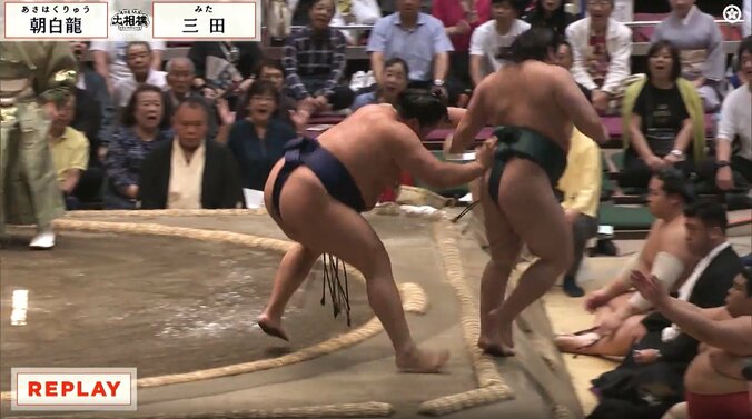 勢い止まらず、三田を押し出す朝白龍
