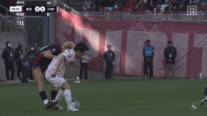 「マジで別格だ」大島僚太が鈴木優磨を吹っ飛ばす！「本当に怪我明け？」超強靭＆華麗な“キング・ターン”にファン騒然「お金の取れる選手」 4枚目