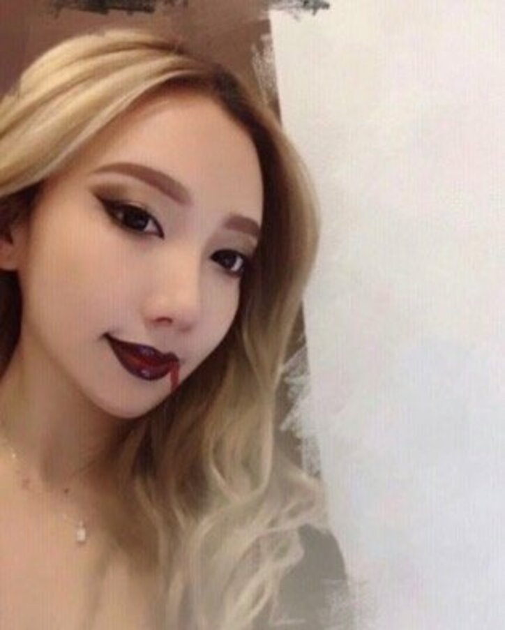 セクシー系から最恐ゾンビまで！ざわちん、ハロウィンメイク&コスプレを一挙大公開