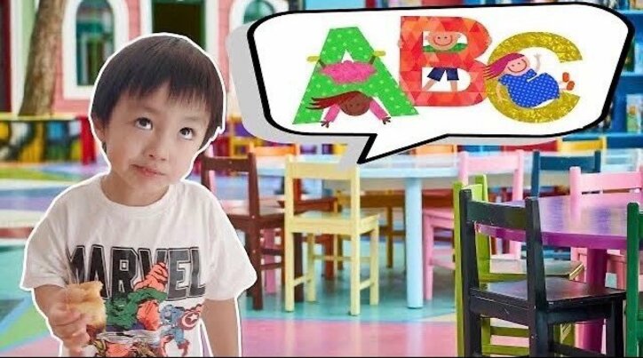 アレク 英語でおままごとをする3歳の息子の姿に感心 その辺の大学生より喋れるぞ 話題 Abema Times
