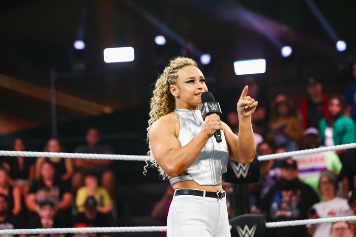 【画像】どうやって留めてる？ 今にもはち切れそうな大胆ファッション